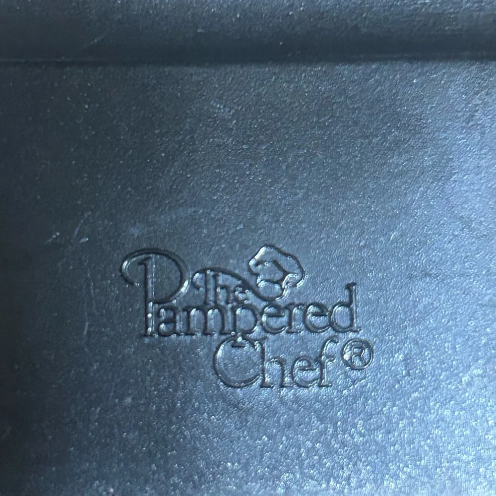 Pampered Chef Black Hold N Slice #1101 holds onions, tomatoes, etc for slicing